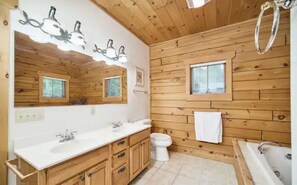 Jetted tub, hair dryer, towels, soap - Beautiful Log Lodge Retreat near Beach, Dunes, Golf (Onekama)