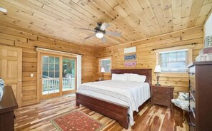 4 bedrooms, desk, iron/ironing board, travel cot