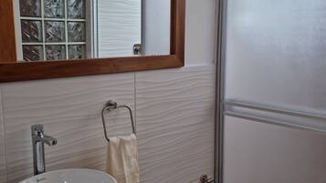 Regadera, secadora de cabello, toallas, jabón