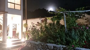 Un bâtiment à deux étages, doté d’un mur en pierre et d’un jardin à l’avant.