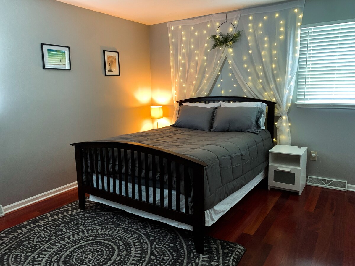 Cozy, Pet-Friendly, Bungalow Minutes from Downtown!