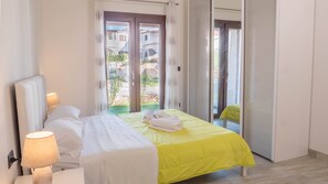 2 slaapkamers, een strijkplank/strijkijzer, beddengoed