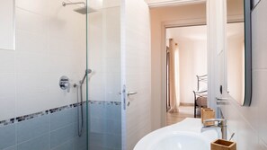 Secador de pelo y papel higiénico