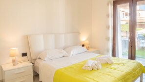 2 dormitorios, tabla de planchar con plancha, ropa de cama