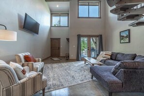 Smart TV, offices - Soak up Glacier Here•Modern 2 BD/2BA • Private Spa (Coram)