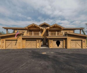 Exterior - Soak up Glacier Here•Modern 2 BD/2BA • Private Spa (Coram)