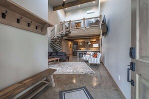 Smart TV, offices - Soak up Glacier Here•Modern 2 BD/2BA • Private Spa (Coram)