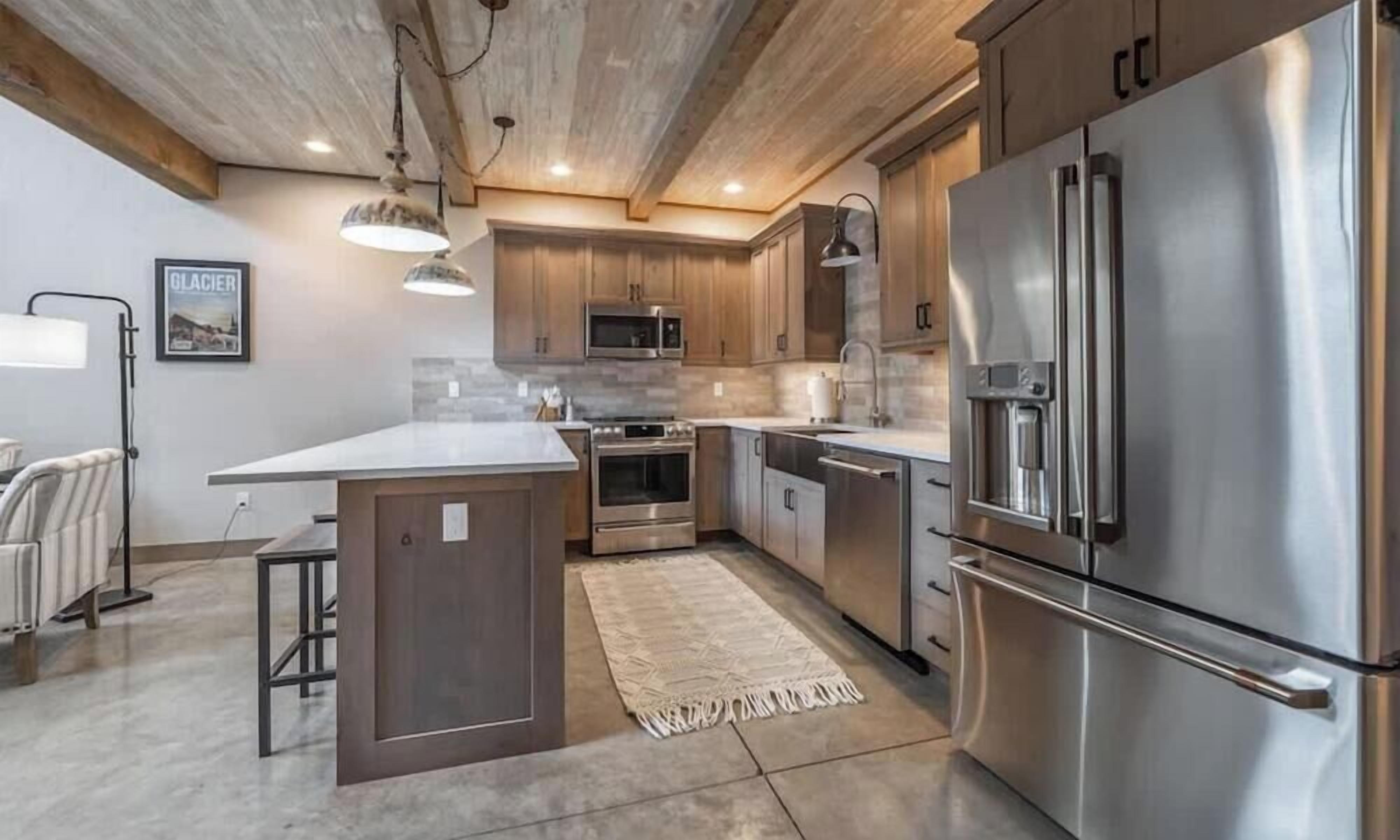 Kjøleskap, mikrobølgeovn, ovn og kokeplater