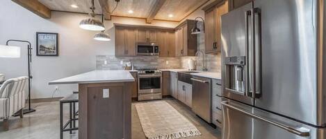 Kjøleskap, mikrobølgeovn, ovn og kokeplater