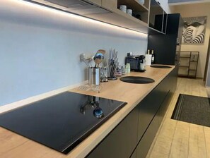 Réfrigérateur, micro-ondes, four, plaque de cuisson