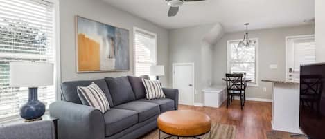 TV connectée, livres, vidéothèque