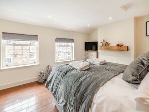 2 bedrooms, free WiFi, bed sheets - Cherry Blossom Cottage (Cherry Burton, near Beverley)