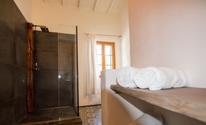 Shower, hair dryer, towels, soap - House SanMArtino - Holidays in a country house steeped in history  (Cafaggio)