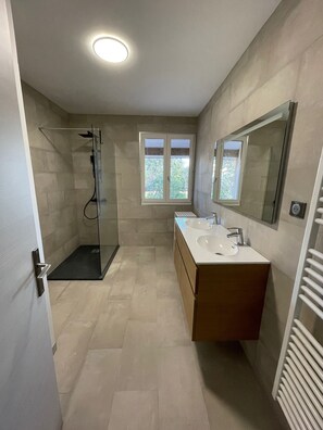 Douche, serviettes fournies