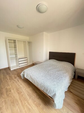 3 habitaciones, tabla de planchar con plancha y cuna de viaje 