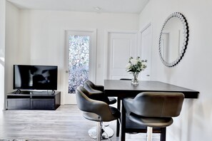 In-room dining - Grand Royal Condos -Mississauga SQ One (Mississauga)