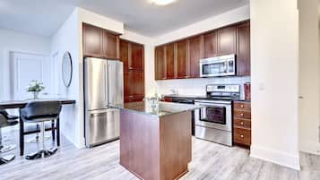 City Apartment | Private kitchen | Microwave, oven, stovetop, dishwasher