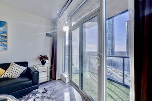 Terrace/patio - Grand Royal Condos -Mississauga SQ One (Mississauga)