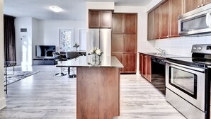 Une cuisine moderne avec des meubles en bois, des appareils en acier inoxydable et un îlot central.