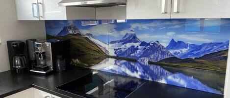 Departamento Deluxe | Cocina privada | Refrigerador, microondas, cafetera y tetera y periquera