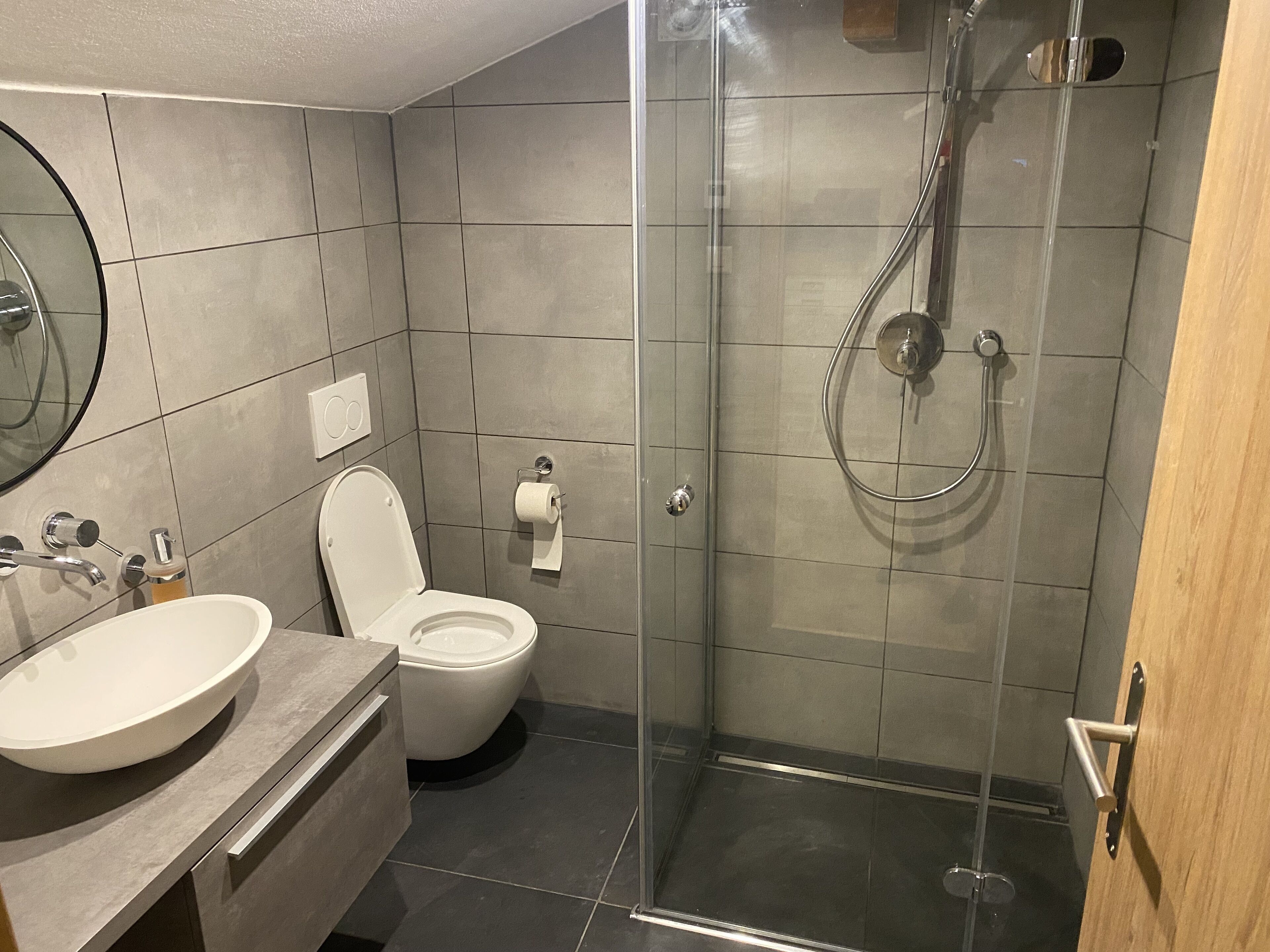 Comfort vierpersoonskamer | Badkamer | Een douche, een regendouche, een haardroger