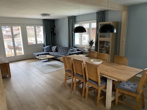 Leilighet – deluxe | Oppholdsområde | Leker og oppvarmet gulv