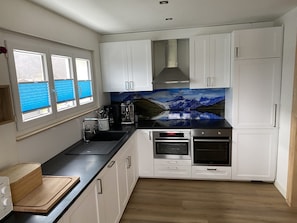 Apartamento luxo | Cozinha privada | Geladeira, micro-ondas, cafeteira/chaleira, cadeirão de bebê
