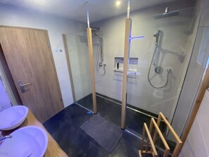 Deluxe Apartment | Bathroom | Shower, rainfall showerhead, hair dryer