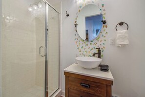 Shower, hair dryer, towels - Waterfront Fishing Dock FirePit HotTub Deck GrillB (Hanahan)