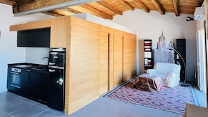 A modern kitchen with wooden cabinets and a black countertop. - LOFT in downtown with TERRACE, Wifi,Air Cond.Free parking 2/3p (Palermo)
