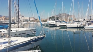 A marina with multiple sailboats docked, calm water, and a clear sky. - LOFT in downtown with TERRACE, Wifi,Air Cond.Free parking 2/3p (Palermo)