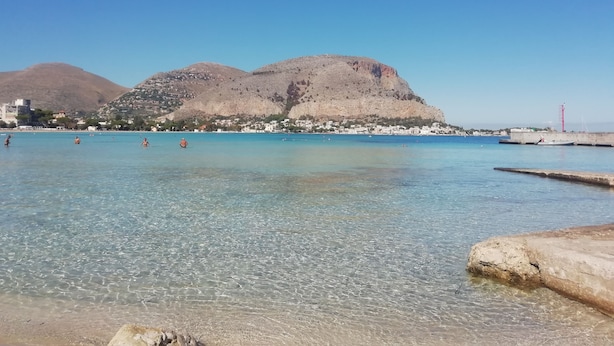 A coastal scene with clear water, rocky shore, and a mountain in the background. - LOFT in downtown with TERRACE, Wifi,Air Cond.Free parking 2/3p (Palermo)