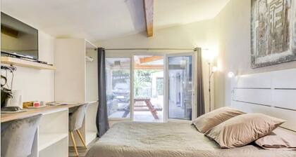 Villa avec piscine Jacuzzi et cheminée proche mer et montagne.