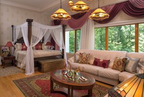 Suite estudio de lujo, 1 cama de matrimonio grande con sofá cama, bañera de hidromasaje | Sábanas de algodón egipcio y ropa de cama de alta calidad