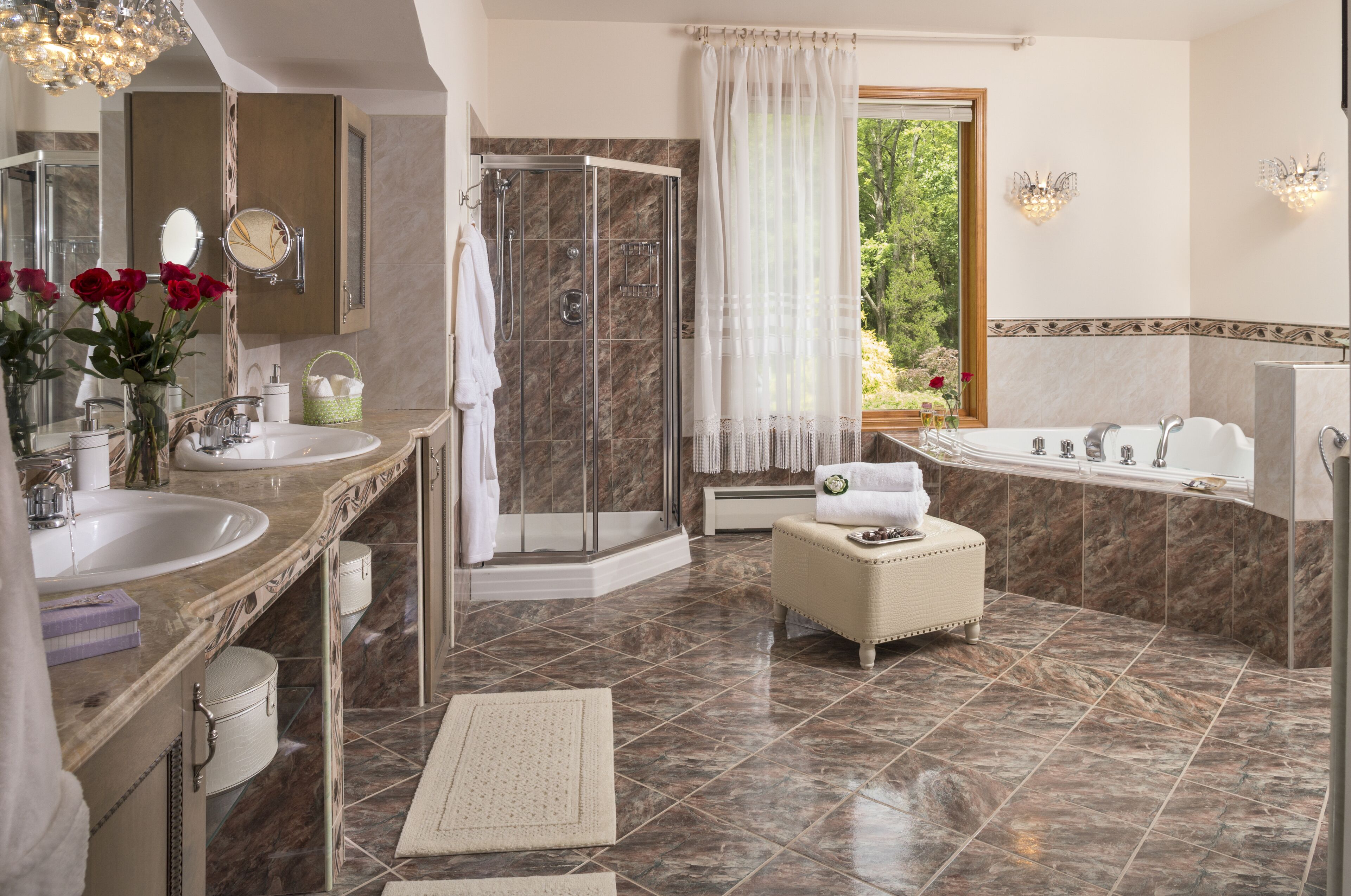 Chambre Luxe, 1 très grand lit, baignoire à jets, vue jardin | Salle de bain | Articles de toilette gratuits, sèche-cheveux, peignoirs, chaussons