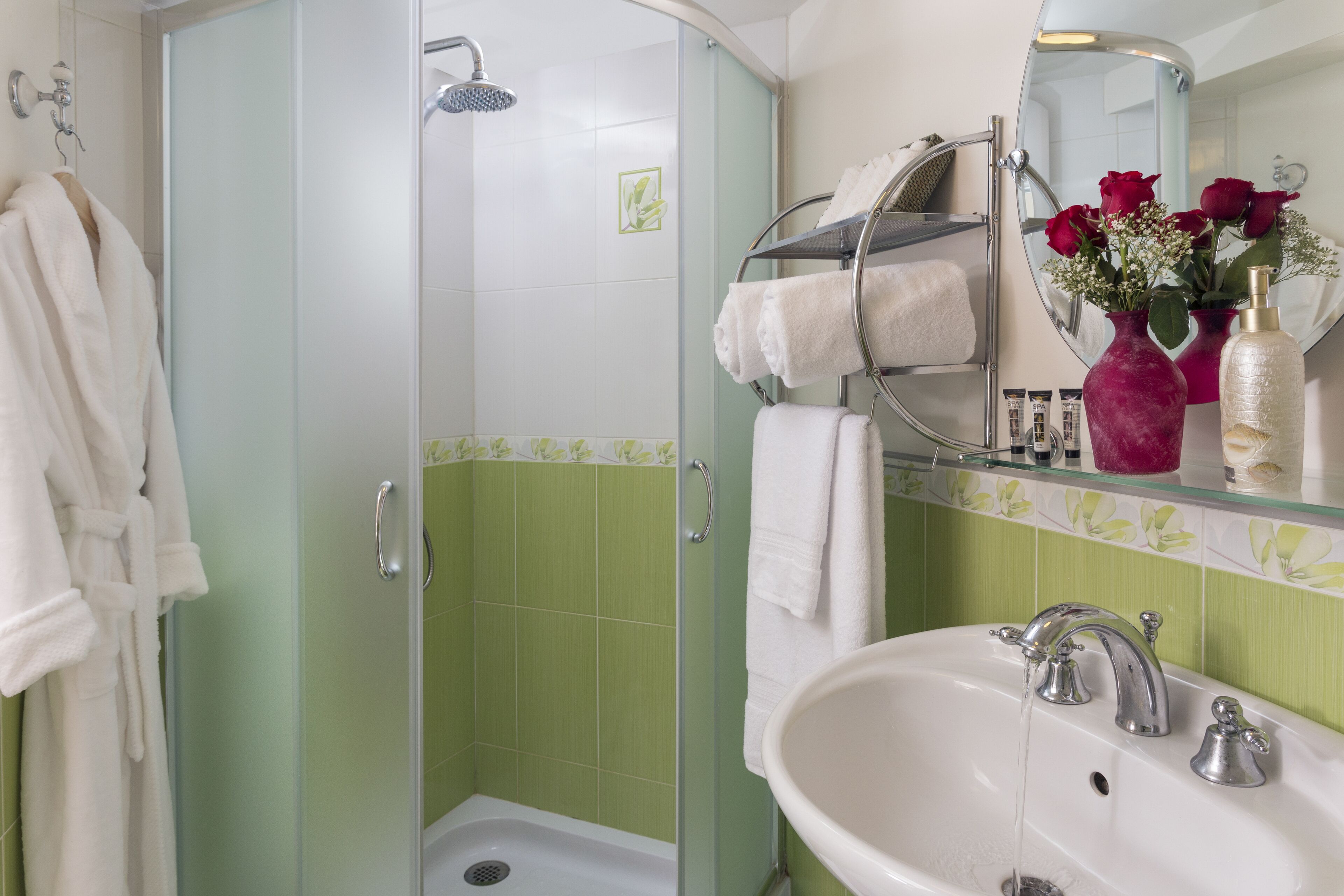 Un bany amb dutxa, un lavabo i un mirall.