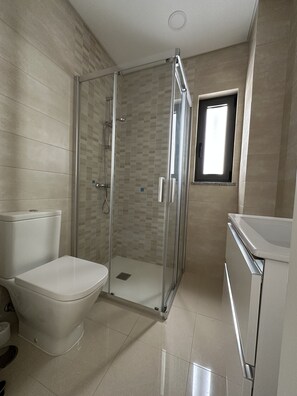 Haartrockner, Handtücher, Toilettenpapier