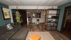 Een woonkamer met een bank, een salontafel en een boekenkast.
