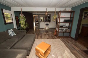 TV connectée, cheminée, jeux vidéo, livres