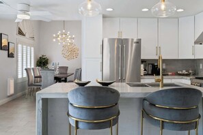 Køleskab, mikrobølgeovn, ovn, kogeplade