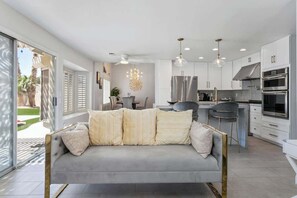 Smart TV, offices - ❤ BRAND NEW POOL, Clean 4BR/3BA Modern Chic Home ❤ (Henderson)