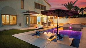 A modern house with a swimming pool, outdoor seating, and a patio area. - ❤ BRAND NEW POOL, Clean 4BR/3BA Modern Chic Home ❤ (Henderson)