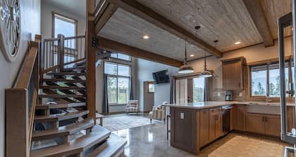 Enjoy Glacier Here! New 2bed/ 2 bath Condo- 7 mi to GNP- Adventure Awaits #2-4