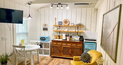 Cozy Bungalow Minutes From The Beach!