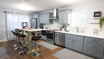 KylskÄp, mikrovÄgsugn, ugn och spishÀll