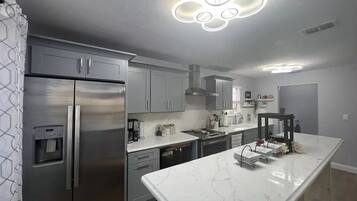 Frigorifero, microonde, forno, piano cottura