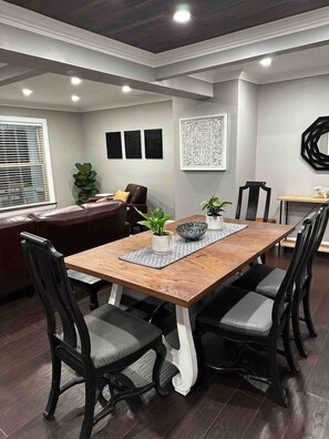 Dining - Cheerful home with front porch swing. (Pendleton)
