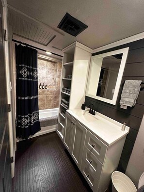 Douche, séchoir à cheveux, serviettes fournies, savon