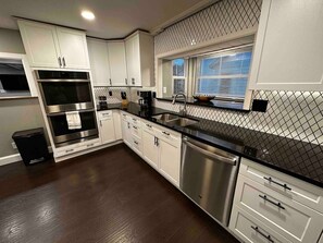 Fridge, microwave, oven, stovetop - Cheerful home with front porch swing. (Pendleton)