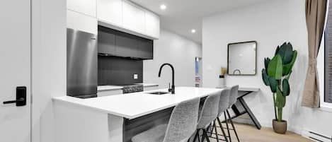 Een koelkast, een microgolfoven, een oven, een kookplaat